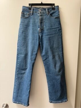 Levi's Ribcage Straight Ankle Jeans in Medium Blue Wash